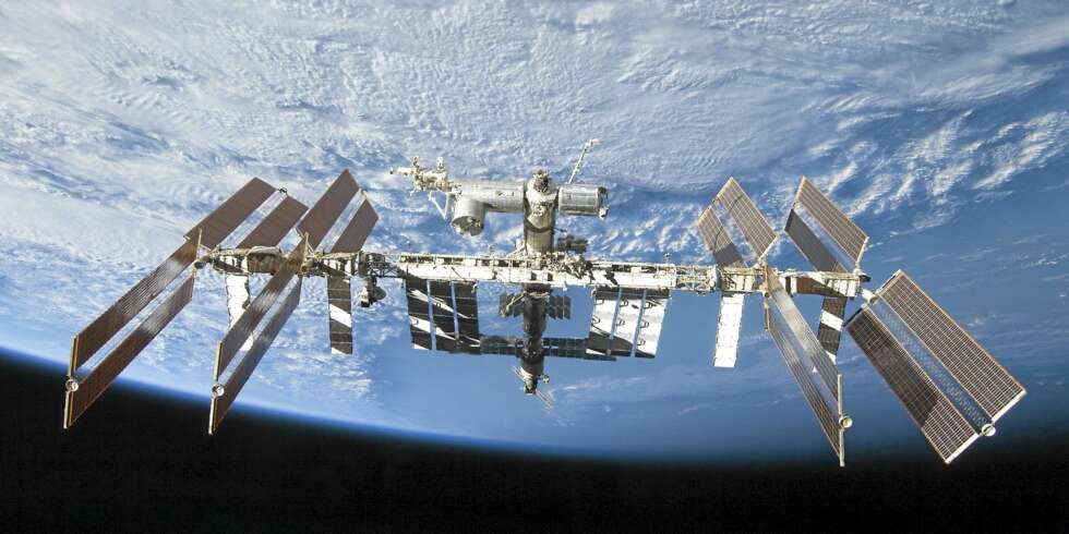 ROMKJEMPE:Slik så den internasjonale romstasjonen ut da STS-128 mannskapet, inklusive Christer Fuglesang, forlot utposten i september 2009. Stasjonens lengdeakse ser nærmest vertikal ut på bildet, med hovedsakelig russiske seksjoner nederst, i skygge, og amerikanske/internasjonale øverst. Nær toppen stikker den europeiske laboratorieseksjonen Colombus ut til høyre, den japanske Kibo laboratorie- og logistikkseksjonen til venstre. Det tverrgående rammeverket domineres av solvinger og varmeveksleflater. Lengden fra tipp til tipp er 108,5 m, et tall som skulle gi en pekepinn om de store avstandene astronauter av og til må bevege seg når de har arbeidsoppgaver utenfor. Romfergen Discovery har vært tilkoblet øverst, det vil si lengst fremme i fartsretningen. Banehøyden er ca. 350 km. ROMKJEMPE:Slik så den internasjonale romstasjonen ut da STS-128 mannskapet, inklusive Christer Fuglesang, forlot utposten i september 2009. Stasjonens lengdeakse ser nærmest vertikal ut på bildet, med hovedsakelig russiske seksjoner nederst, i skygge, og amerikanske/internasjonale øverst. Nær toppen stikker den europeiske laboratorieseksjonen Colombus ut til høyre, den japanske Kibo laboratorie- og logistikkseksjonen til venstre. Det tverrgående rammeverket domineres av solvinger og varmeveksleflater. Lengden fra tipp til tipp er 108,5 m, et tall som skulle gi en pekepinn om de store avstandene astronauter av og til må bevege seg når de har arbeidsoppgaver utenfor. Romfergen Discovery har vært tilkoblet øverst, det vil si lengst fremme i fartsretningen. Banehøyden er ca. 350 km.