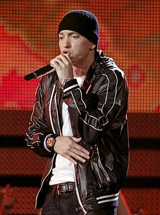 Eminem fikk priser for beste rap-album og beste rap-opptreden. Eminem fikk priser for beste rap-album og beste rap-opptreden.