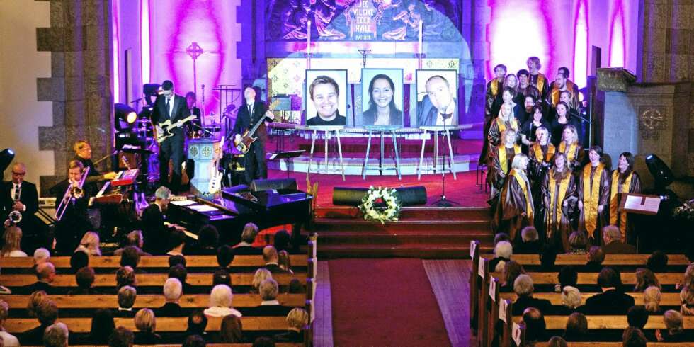 Frogner kirke i Oslo ble tirsdag kveld et samlingssted for venner og familie av de omkomne i helikopterulykken i Horten Havn sist onsdag. Bilder av de tre omkomne som jobbet i eventbyrået Trond og Trond, fra venstre Frode Andre Bjørkli, Beate Tangstrøm Rutledal og Nikolai Bleness, sto oppstilt under minnehøytiden i kirken. Frogner kirke i Oslo ble tirsdag kveld et samlingssted for venner og familie av de omkomne i helikopterulykken i Horten Havn sist onsdag. Bilder av de tre omkomne som jobbet i eventbyrået Trond og Trond, fra venstre Frode Andre Bjørkli, Beate Tangstrøm Rutledal og Nikolai Bleness, sto oppstilt under minnehøytiden i kirken.