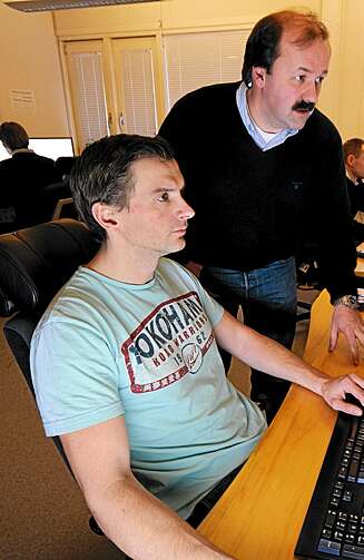 KJEMPER MOT NETTMAFIAEN: Jan Roger Wilkens (t.v.) og Frank Stien hjelper norske bedrifter i kampen mot internasjonal datasvindel. KJEMPER MOT NETTMAFIAEN: Jan Roger Wilkens (t.v.) og Frank Stien hjelper norske bedrifter i kampen mot internasjonal datasvindel.