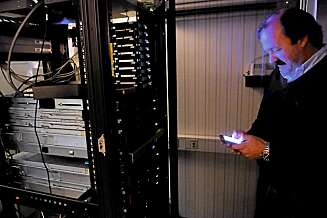 FØLGER MED: Jan Roger Wilkens og 14 andre dataeksperter overvåker datatrafikken til norske bedrifter døgnet rundt. FØLGER MED: Jan Roger Wilkens og 14 andre dataeksperter overvåker datatrafikken til norske bedrifter døgnet rundt.
