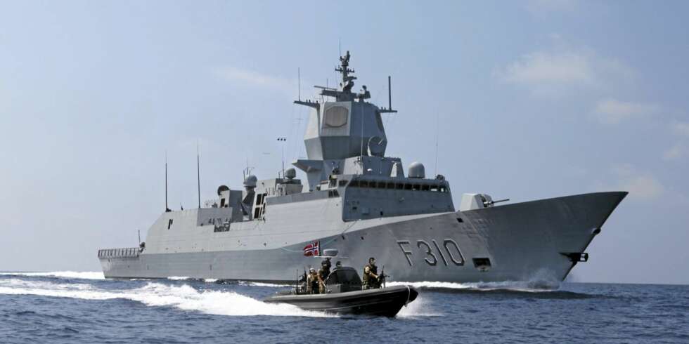 LISENS: Forsvaraets kystvaktfartøy skal nå utføre sertifikatkontroll for VHF blant fritidsbåtbrukere. Fregatten KNM ""Fridtjof Nansen"" blir lite trolig brukt til slike oppgaver. LISENS: Forsvaraets kystvaktfartøy skal nå utføre sertifikatkontroll for VHF blant fritidsbåtbrukere. Fregatten KNM ""Fridtjof Nansen"" blir lite trolig brukt til slike oppgaver.