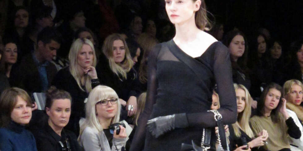 FØRSTE RAD: Den norske, fremadstormende modellen Helene Sørem på catwalken, mens publikum knipser bilder og følger med. FØRSTE RAD: Den norske, fremadstormende modellen Helene Sørem på catwalken, mens publikum knipser bilder og følger med.