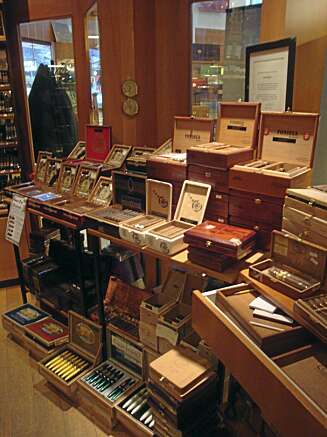 VOKSEN HUMIDOR: Du kan gå inn i humidoren hos Davidoff ¿ og velge blant 200 store og enda større sigarer. (Thor Olav Moen) VOKSEN HUMIDOR: Du kan gå inn i humidoren hos Davidoff ¿ og velge blant 200 store og enda større sigarer. (Thor Olav Moen)