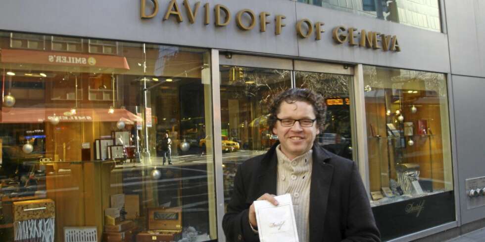 SIGAR-SHOPPING: Vi Menns medarbeider etter besøket hos Davidoff. SIGAR-SHOPPING: Vi Menns medarbeider etter besøket hos Davidoff.