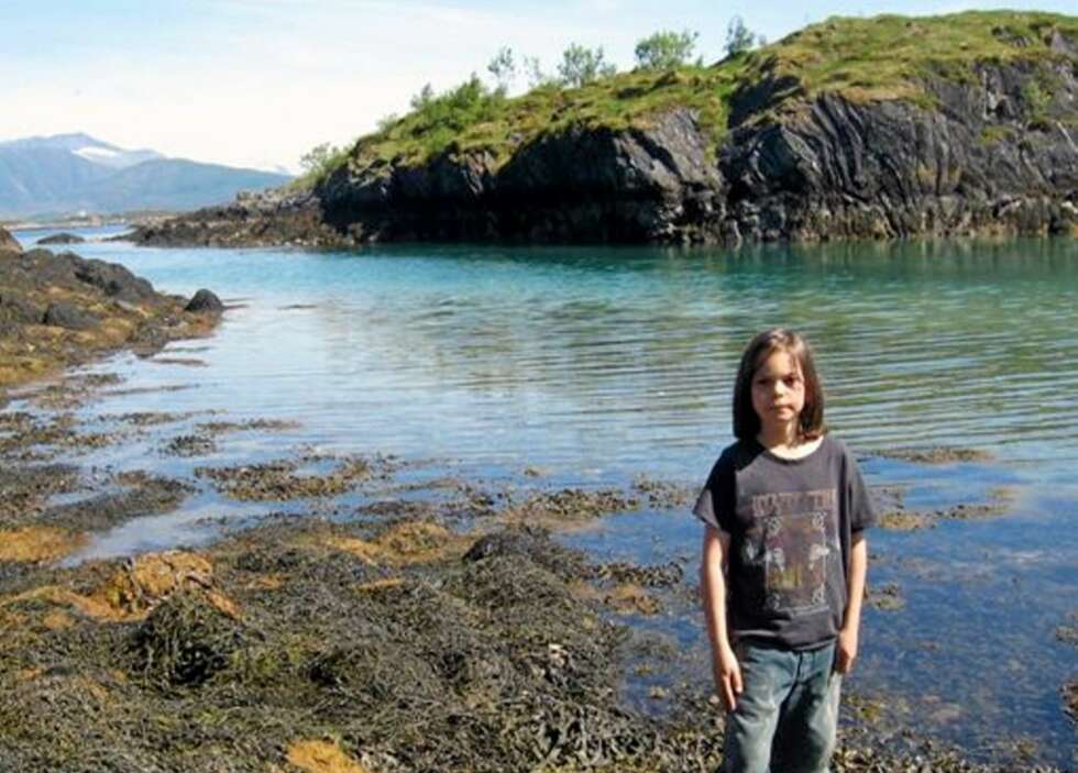 YLVINGEN: Sebastian Warholm som spiller en av barna i Himmelblå står her blant tang og tare på Ylvingen. YLVINGEN: Sebastian Warholm som spiller en av barna i Himmelblå står her blant tang og tare på Ylvingen.