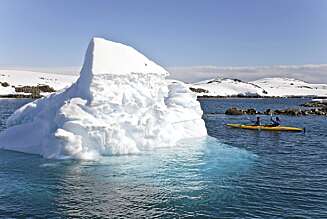 ISFJELL: Det blir ikke særlig flottere enn å padle i det krystalklare vannet mellom flytende isfjell! ISFJELL: Det blir ikke særlig flottere enn å padle i det krystalklare vannet mellom flytende isfjell!