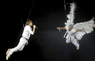 SVEVER: Den russiske vinneren fra 2008, Dima Bilan, svevde i fjor inn på scenen med vaiere fra taket. SVEVER: Den russiske vinneren fra 2008, Dima Bilan, svevde i fjor inn på scenen med vaiere fra taket.