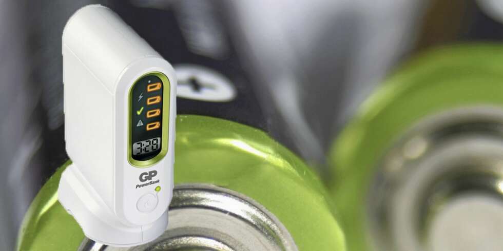 KJAPP: Batteriladeren GP PowerBank v800c lader 4 AAA batterier på 45 minutter. KJAPP: Batteriladeren GP PowerBank v800c lader 4 AAA batterier på 45 minutter.