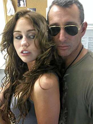 Miley Cyrus (16) og regissør Adam Shankman (44) fikk dugelig med kjeft for dette Lolita-bildet. Miley Cyrus (16) og regissør Adam Shankman (44) fikk dugelig med kjeft for dette Lolita-bildet.
