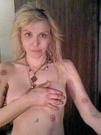 Courtney Love viste frem - eh - tavoveringene sine i januar. Courtney Love viste frem - eh - tavoveringene sine i januar.