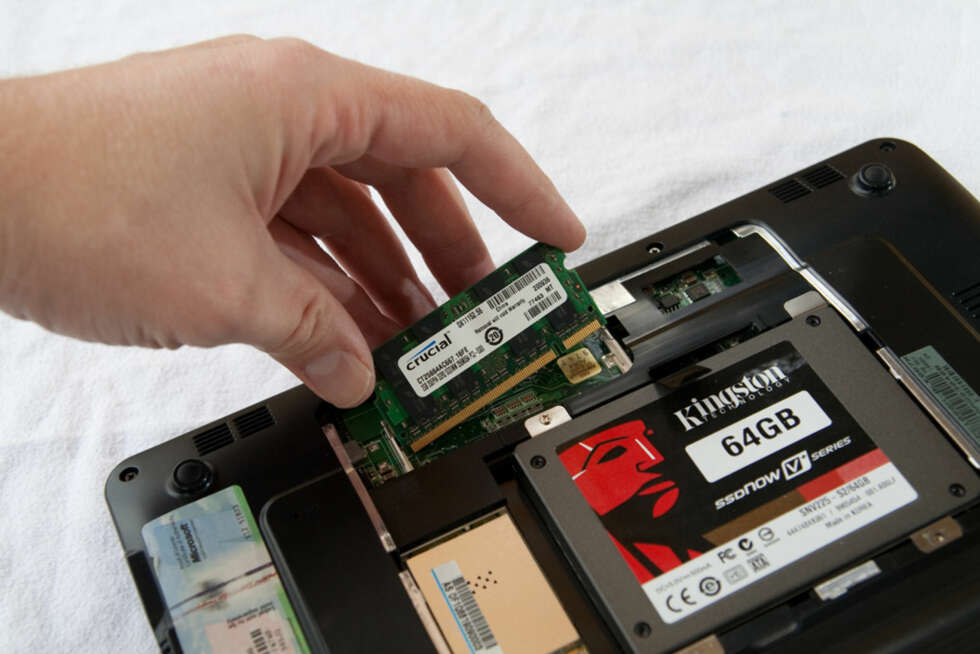 NOEN SKRUER: Harddisken og minnebrikken er gjemt under en stor luke på baksiden av ASUS Eee. Med en skrutrekker bytter du harddisken på få minutter, uten noen spesielle forkunnskaper. Minnebrikken tas ut ved å dytte til side festene på hver side. NOEN SKRUER: Harddisken og minnebrikken er gjemt under en stor luke på baksiden av ASUS Eee. Med en skrutrekker bytter du harddisken på få minutter, uten noen spesielle forkunnskaper. Minnebrikken tas ut ved å dytte til side festene på hver side.
