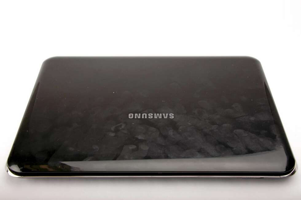 FINGERAVTRYKK: Den høyglansede overflaten på Samsung X120 tar godt vare på alle fingeravtrykkene du setter. Vaskemiddel må til for å fjerne disse. FINGERAVTRYKK: Den høyglansede overflaten på Samsung X120 tar godt vare på alle fingeravtrykkene du setter. Vaskemiddel må til for å fjerne disse.
