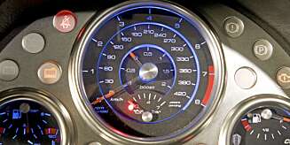 FIFFIG LØSNING: Koenigsegg har turteller, speedometer og kompressortrykkmåler i én og samme instrumentskive. FIFFIG LØSNING: Koenigsegg har turteller, speedometer og kompressortrykkmåler i én og samme instrumentskive.