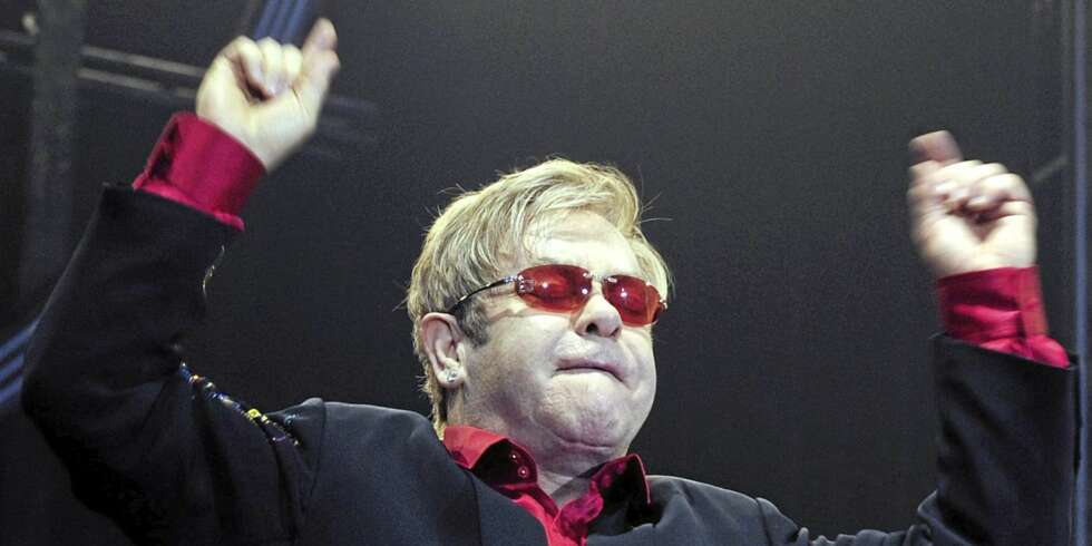 ELTONS HØYSANG: Jesus var en barmhjertig, superintelligent homse, mener Elton John. ELTONS HØYSANG: Jesus var en barmhjertig, superintelligent homse, mener Elton John.