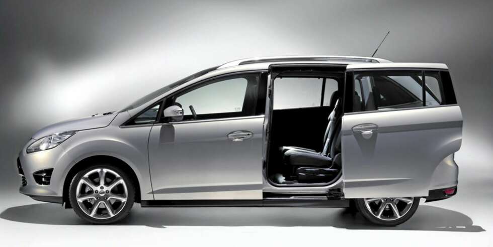 ALLE PÅ PLASS: Den lengre sjusetersutgaven Grand C-Max blir enda mer praktisk enn C-Max; fleksibel innredning og skyvedører er slikt familien liker. ALLE PÅ PLASS: Den lengre sjusetersutgaven Grand C-Max blir enda mer praktisk enn C-Max; fleksibel innredning og skyvedører er slikt familien liker.