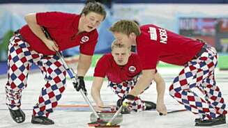 Det norske curlinglandslaget har vakt oppsikt med sine klovnebukser. Det norske curlinglandslaget har vakt oppsikt med sine klovnebukser.