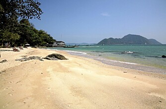 LAEM KA BEACH: En ”hemmelig” perle. Sving inn den lille stikkveien ved 7-Eleven på vei 4032 ved Rawai. Dette er stranden for deg som vil gå dine egne veier. LAEM KA BEACH: En ”hemmelig” perle. Sving inn den lille stikkveien ved 7-Eleven på vei 4032 ved Rawai. Dette er stranden for deg som vil gå dine egne veier.