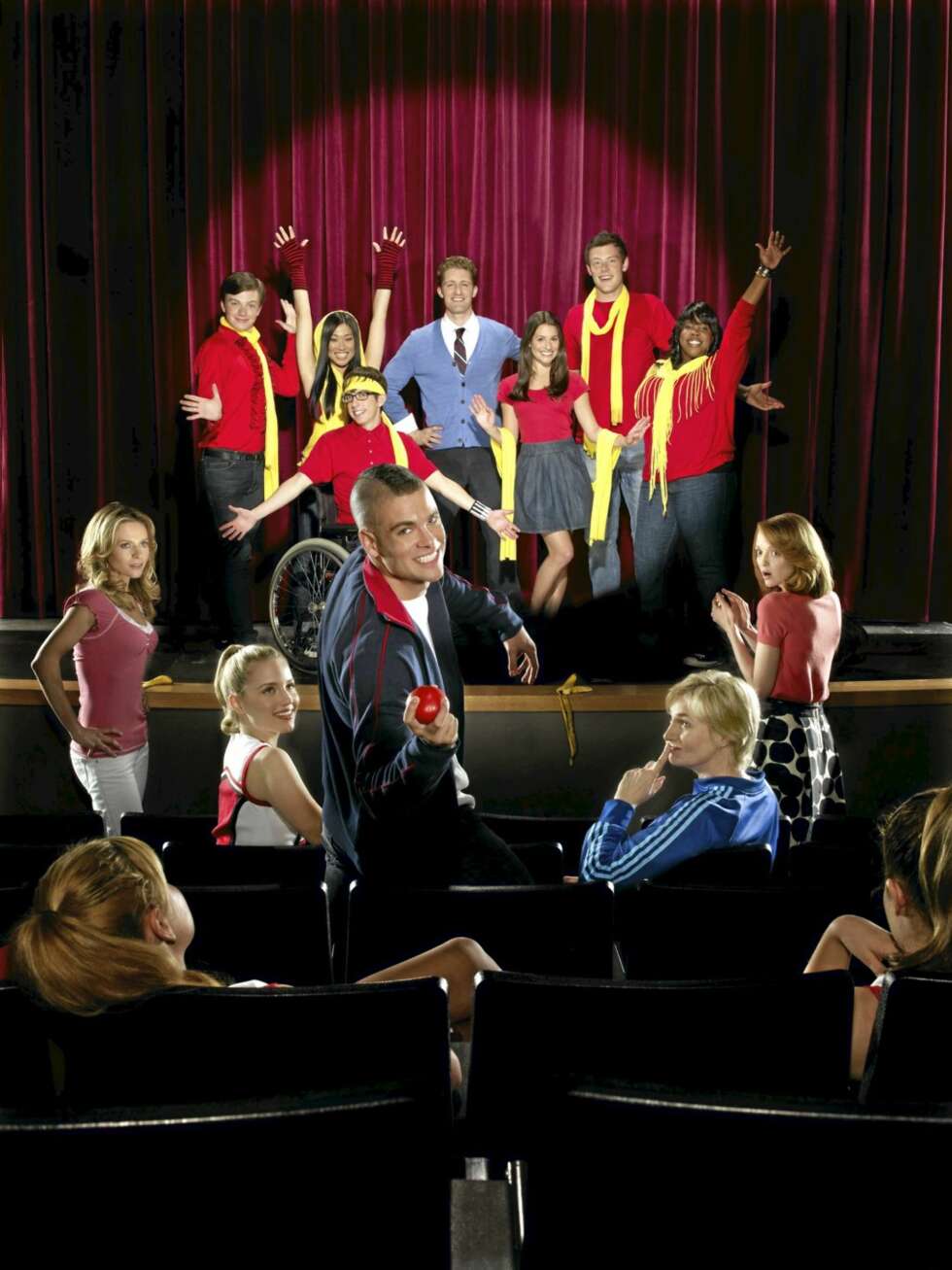 Musikalkomedien Glee handler om en sanggruppe på high school. Musikalkomedien Glee handler om en sanggruppe på high school.