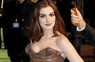 Anne Hathaway har en rolle i Alice i Eventyrland. Anne Hathaway har en rolle i Alice i Eventyrland.