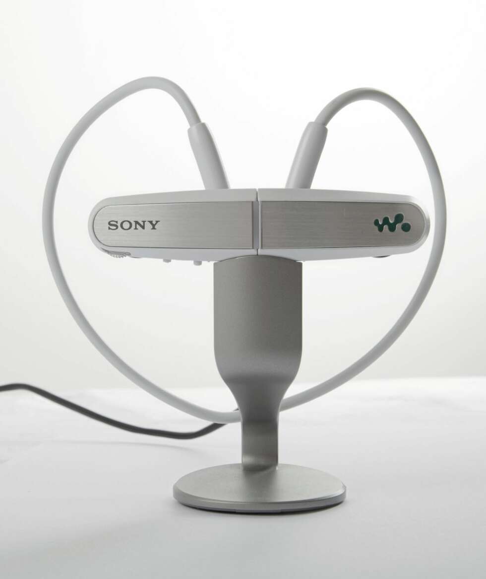 PÅ STATIV: Sony NWZ-W202 leveres med et stativ som den kan stå i når den lades. PÅ STATIV: Sony NWZ-W202 leveres med et stativ som den kan stå i når den lades.