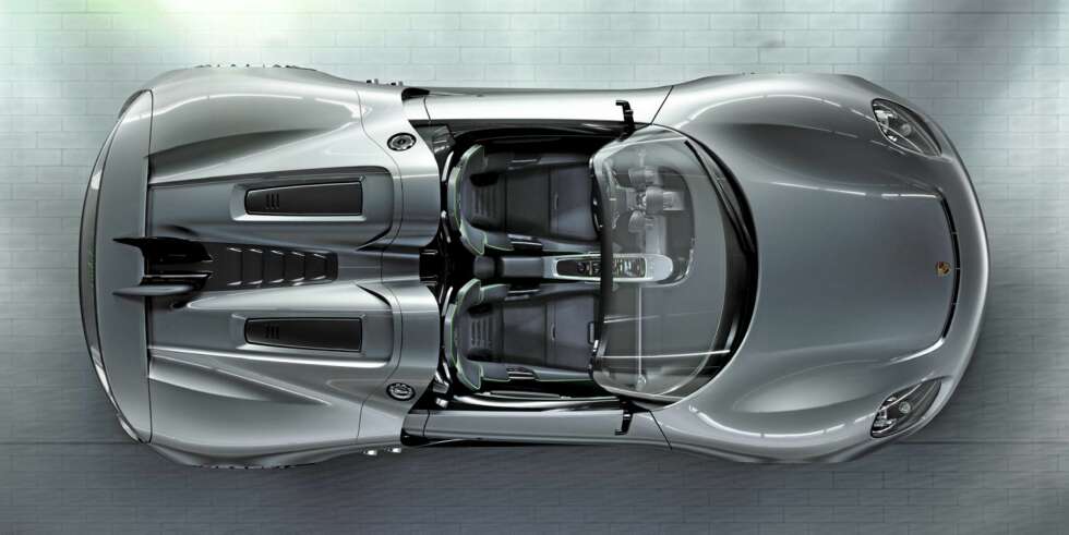 KLASSISK: 918 Spyder har klassisk supersportsbiloppsett; to seter, og motoren bak disse. KLASSISK: 918 Spyder har klassisk supersportsbiloppsett; to seter, og motoren bak disse.