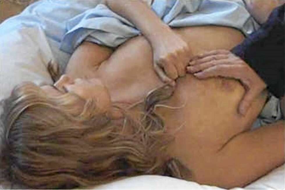 Jane Ryder (Daryl Hannah) spiller et sadiskisk spill med sin hjelpeløse arbeidsgiver, forfatteren Sir Paul. Jane Ryder (Daryl Hannah) spiller et sadiskisk spill med sin hjelpeløse arbeidsgiver, forfatteren Sir Paul.