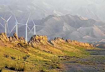 GAMMELT OG NYTT: Nye vindmøller for energi. Gammel mur for henfarne fiender. GAMMELT OG NYTT: Nye vindmøller for energi. Gammel mur for henfarne fiender.