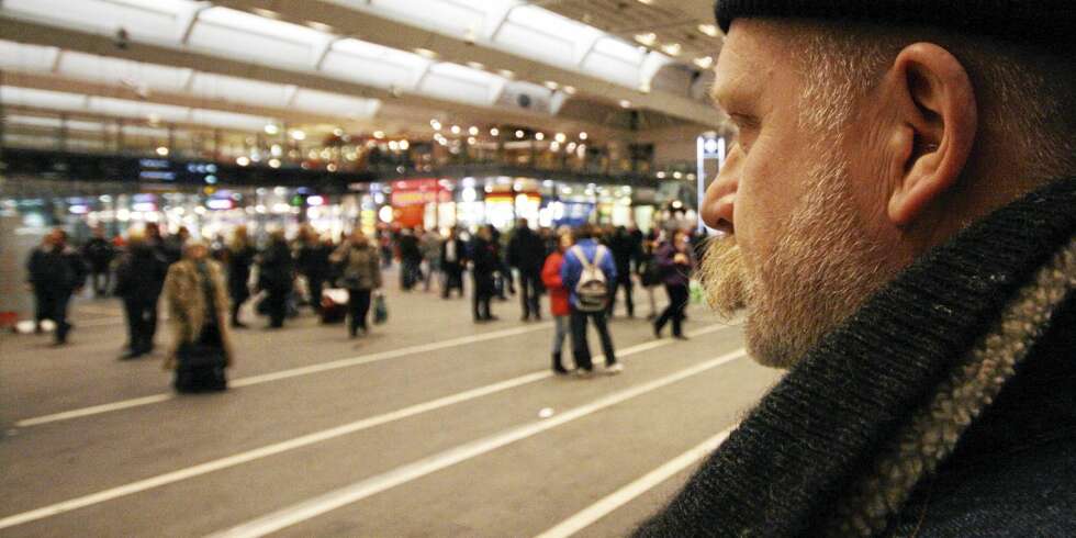 ØRNEBLIKK: Tore og hans partnere ""røngtgenbelyser"" Oslo S, og snart kommer håndjernene til nytte. ØRNEBLIKK: Tore og hans partnere ""røngtgenbelyser"" Oslo S, og snart kommer håndjernene til nytte.