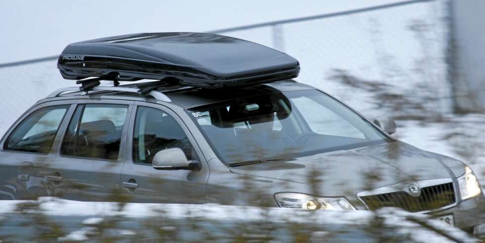 PACKLINE FX-SUV: Slank glassfiberboks med universaltilpasning til takstativ. Med universaltilpasning er det mye lettere å flytte boksen fra bil til bil enn for en boks med lastestativtunneler. FX-boksen finnes også i tunnelversjon. PACKLINE FX-SUV: Slank glassfiberboks med universaltilpasning til takstativ. Med universaltilpasning er det mye lettere å flytte boksen fra bil til bil enn for en boks med lastestativtunneler. FX-boksen finnes også i tunnelversjon.