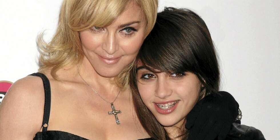 MOTEMOR OG MOTEDATTER: Madonna og Lourdes lanserer motekolleksjonen Material Girl. MOTEMOR OG MOTEDATTER: Madonna og Lourdes lanserer motekolleksjonen Material Girl.