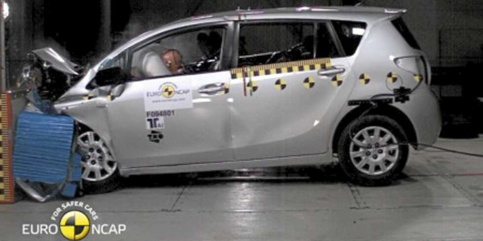TÅLER EN TRØKK: Toyota Verso får full score i sin krasjtest. TÅLER EN TRØKK: Toyota Verso får full score i sin krasjtest.