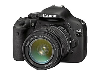 KIT: Standardopbjektivet til 550D er Canon EF-S 18-55 mm F3,5 IS. Et kit med kamera og objektiv får du for 6399 kroner hos www.papyrus.no KIT: Standardopbjektivet til 550D er Canon EF-S 18-55 mm F3,5 IS. Et kit med kamera og objektiv får du for 6399 kroner hos www.papyrus.no