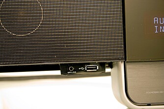 LEKKERT: En liten luke under lydfjølens venstre side skjuler inngang for USB og hodetelefoner. LEKKERT: En liten luke under lydfjølens venstre side skjuler inngang for USB og hodetelefoner.