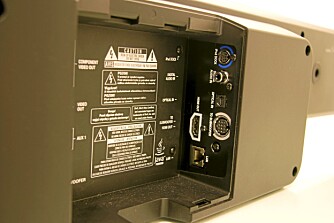 TILKOBLINGER: Philips HTS8160B har godt med tilkoblinger. Vi kunne tenkt oss en trådløs mulighet i tillegg til nettverksporten for kablede nettverk. TILKOBLINGER: Philips HTS8160B har godt med tilkoblinger. Vi kunne tenkt oss en trådløs mulighet i tillegg til nettverksporten for kablede nettverk.