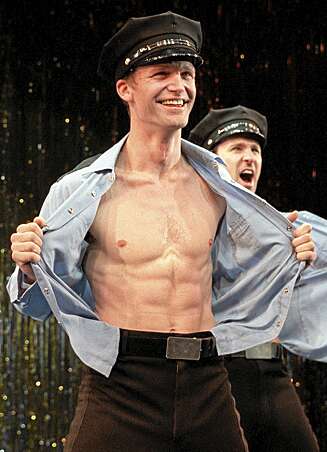 KASTER KL ÆRNE: Line Victoria trodde hun hadde fått strippere i bursdagspresang. Bildet er fra forestillingen «The Full Monty» som ble en kassasuksess. KASTER KL ÆRNE: Line Victoria trodde hun hadde fått strippere i bursdagspresang. Bildet er fra forestillingen «The Full Monty» som ble en kassasuksess.