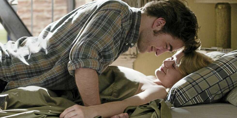 HETT OG TETT: Robert Pattinson og Emile de Ravin i en av de intime stundene i "Remember Me". HETT OG TETT: Robert Pattinson og Emile de Ravin i en av de intime stundene i "Remember Me".
