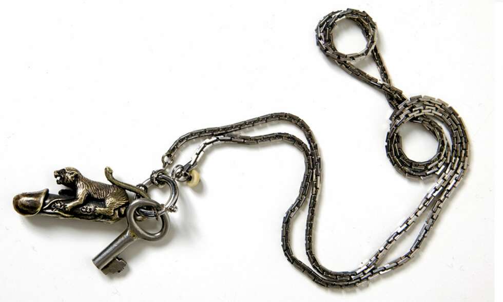 - Penissmykket er laget av svenske Tanja Malo, og er en lykkeamulett kjøpt på Koma. - Penissmykket er laget av svenske Tanja Malo, og er en lykkeamulett kjøpt på Koma.