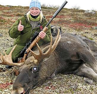 SKOGENS KONGE: Kristin er en dyktig jeger og er glad i friluftsliv. Her fra fjorårets elgjakt. SKOGENS KONGE: Kristin er en dyktig jeger og er glad i friluftsliv. Her fra fjorårets elgjakt.