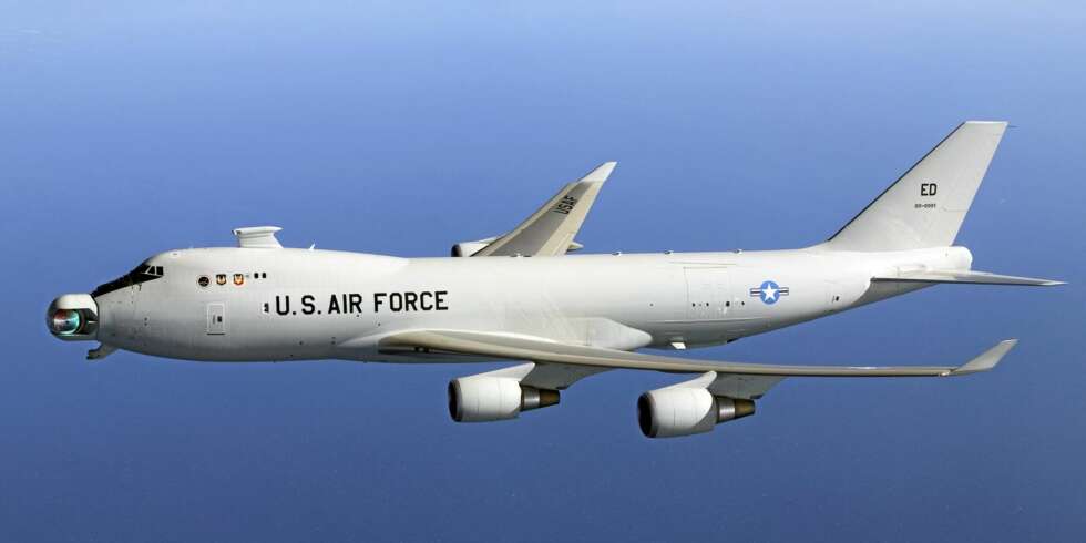 PLATTFORMEN:I dette ombygde Boeing 747-400 F-flyet er det montert en laserkanon som skal uskadeliggjøre ballistiske missiler. Flyet som går under betegnelsen ALTB (Airborne Laser Testbed), er ellers stappfullt av avansert utstyr. PLATTFORMEN:I dette ombygde Boeing 747-400 F-flyet er det montert en laserkanon som skal uskadeliggjøre ballistiske missiler. Flyet som går under betegnelsen ALTB (Airborne Laser Testbed), er ellers stappfullt av avansert utstyr.