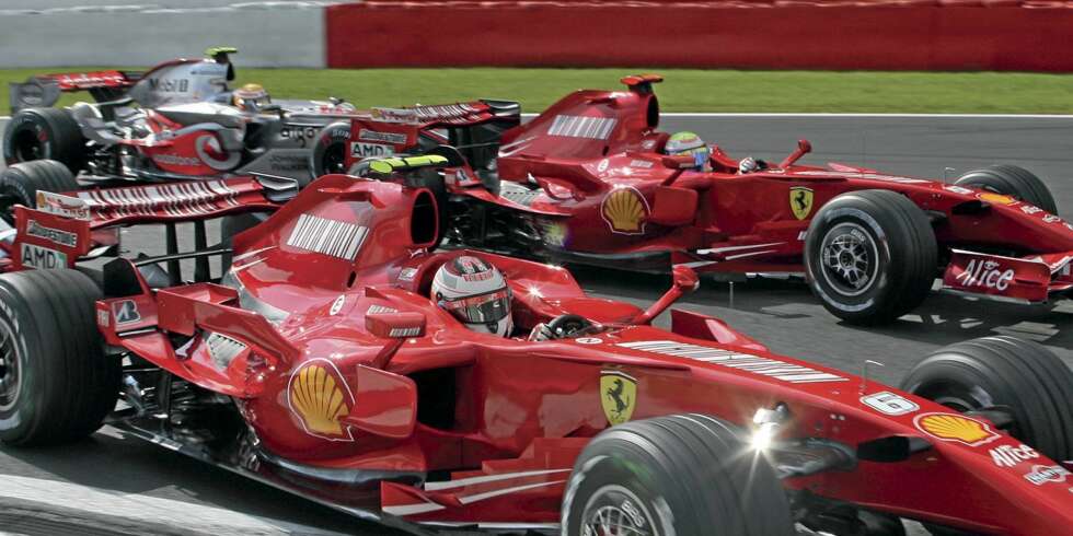 FØRSTE NORSKE: Boken tar for seg Formel 1 - fra A til Å. FØRSTE NORSKE: Boken tar for seg Formel 1 - fra A til Å.