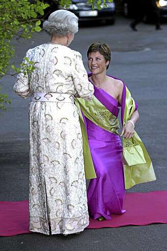 LENGRE TRENING: Prinsesse Märtha Louise neiet også dypt for dronning i Elizabeth, og holdt øyekontakt med monarken. En slik dyp knebøy kalles også hoffreverens. LENGRE TRENING: Prinsesse Märtha Louise neiet også dypt for dronning i Elizabeth, og holdt øyekontakt med monarken. En slik dyp knebøy kalles også hoffreverens.