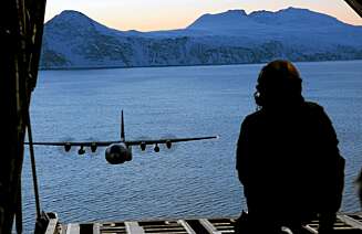 TAKTISK LAVT: Lavtflyging for å komme seg uoppdaget over Kvænangen. TAKTISK LAVT: Lavtflyging for å komme seg uoppdaget over Kvænangen.