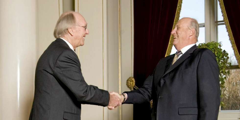 HEDRET: I 2008 mottok Lars-Jacob Krogh Kongens Fortjenstmedalje i gull for lang og tro tjeneste. HEDRET: I 2008 mottok Lars-Jacob Krogh Kongens Fortjenstmedalje i gull for lang og tro tjeneste.