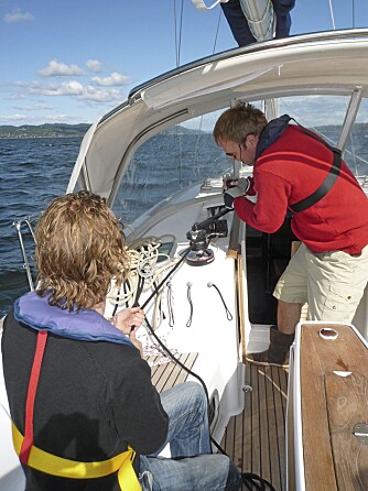 Vi slår, som det heter når du endrer kurs i motvind. Pål Andre Skogen og Terje Haugen sørger for å dra forseilet til motsatt side. Vi slår, som det heter når du endrer kurs i motvind. Pål Andre Skogen og Terje Haugen sørger for å dra forseilet til motsatt side.