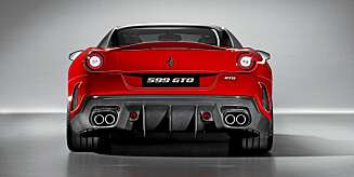 Fire feite eksospotter og diffusor i karbon sladrer om at dette er noe mer enn en "vanlig" Ferrari 599 - som ikke er noe pingle i standardutgave den heller. Fire feite eksospotter og diffusor i karbon sladrer om at dette er noe mer enn en "vanlig" Ferrari 599 - som ikke er noe pingle i standardutgave den heller.