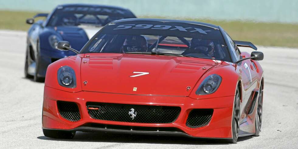 599xx er racingversjonen av 599, laget kun for banebruk. Ferrari beskriver GTO som en gategodkjent versjon som selvsagt ikke er like kompromissløs - bare nesten. 599xx er racingversjonen av 599, laget kun for banebruk. Ferrari beskriver GTO som en gategodkjent versjon som selvsagt ikke er like kompromissløs - bare nesten.