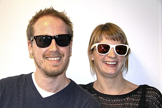 SVART ELLER HVITT: Vi lodder ut ti par solbriller, fem svarte med svart glass og fem hvite med farget glass. SVART ELLER HVITT: Vi lodder ut ti par solbriller, fem svarte med svart glass og fem hvite med farget glass.