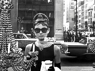 Audrey Hepburns klassiske look fra Breakfast at Tiffany's. Audrey Hepburns klassiske look fra Breakfast at Tiffany's.