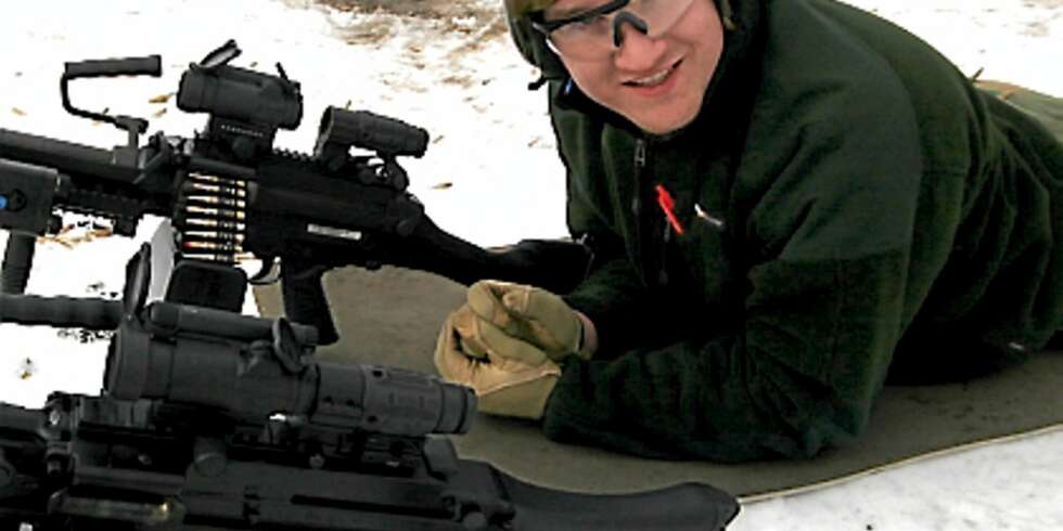 TILBAKE I TJENESTE: Grenader Bragstad prøveskyter to lette maskingevær, enmannsopererte våpen i kaliber 5,56 mm, som Forsvaret vurderer å kjøpe inn. TILBAKE I TJENESTE: Grenader Bragstad prøveskyter to lette maskingevær, enmannsopererte våpen i kaliber 5,56 mm, som Forsvaret vurderer å kjøpe inn.